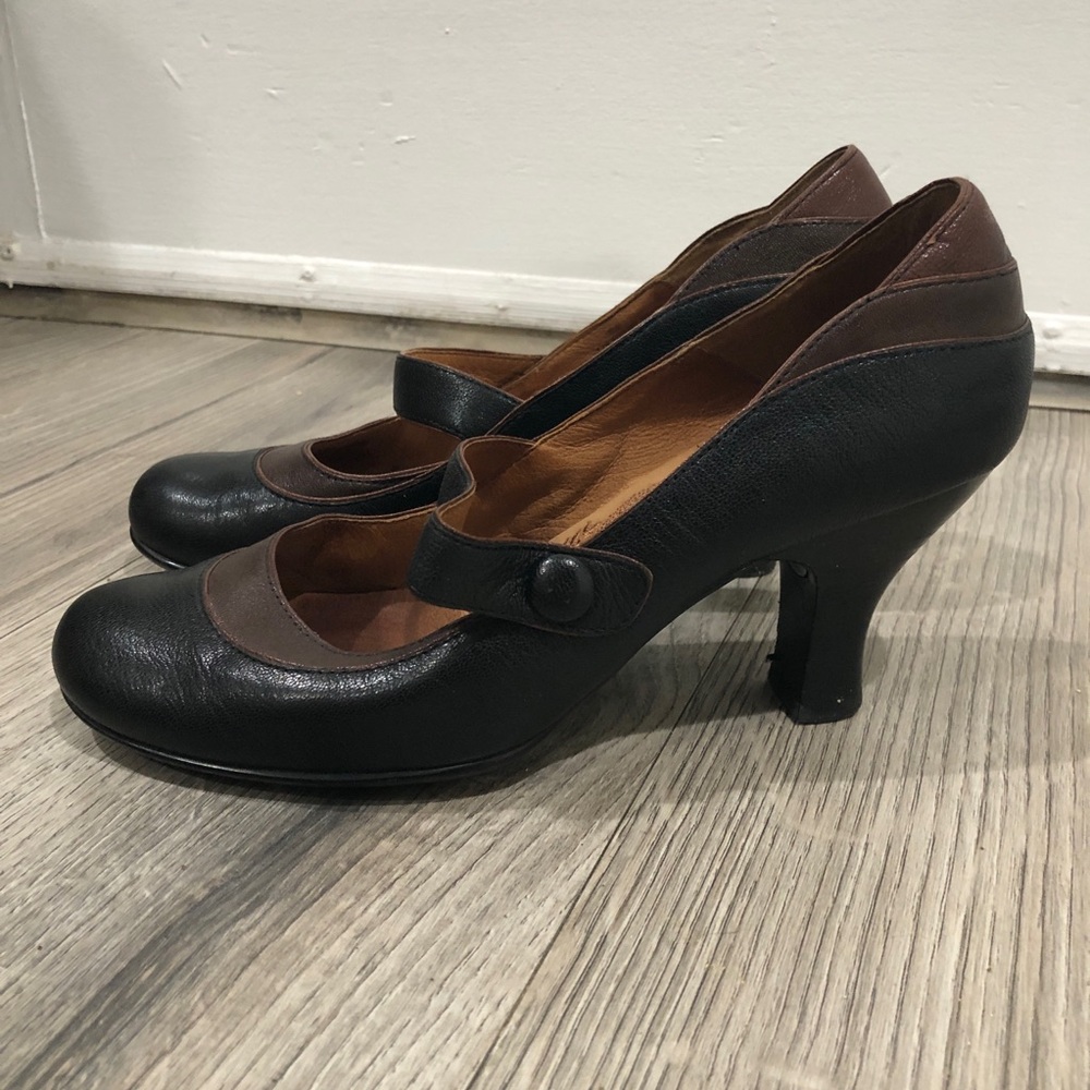 Sofft Mary Jane Heels Button Strap Slip In Black with Brown 7.5